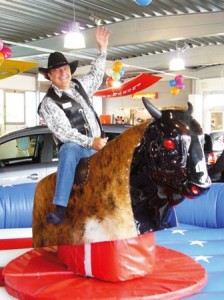 Rodeo mieten - bulle mit cowboy